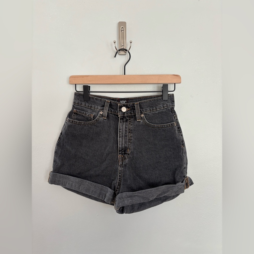 Urban Outfitters BDG High Rise Mom Jean Shorts black wash size 26